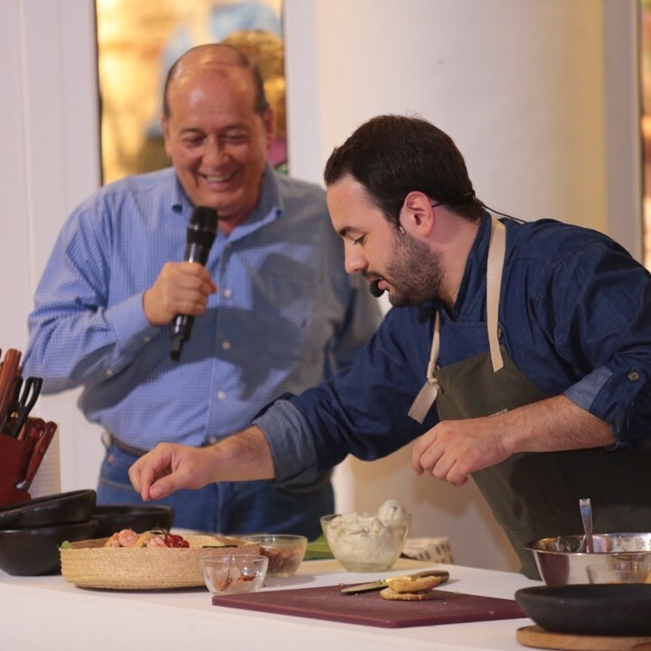 Momentos del Cooking Show:

“LATINOAMÉRICA EN TRES TIEMPOS”
Chef Anfitrion: 
• JUAN DAVID MONTOYA  <a href="/juandavidcocina/">Juan David Montoya</a> , Col.
🍴Primer tiempo: entrada mexicana, invitado: 
• RUBÉN DÍAZ. @rubentdp  Mx. Director del Concurso Mezclarte y de la publicación F… instagr.am/p/CjLgQmIsyX2/