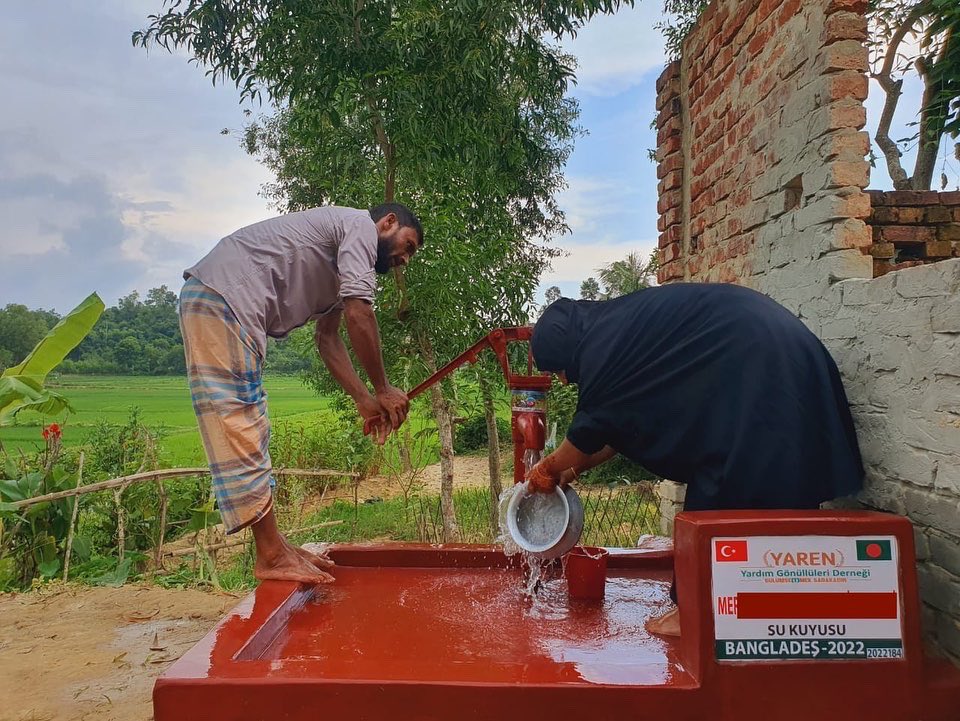 Bangladeşte temiz suya ulaşma imkanı bulamayan aileler için su kuyularımız açılmaya devam ediyor. 
GÜLÜMSE(T)MEK SADAKADIR 😊