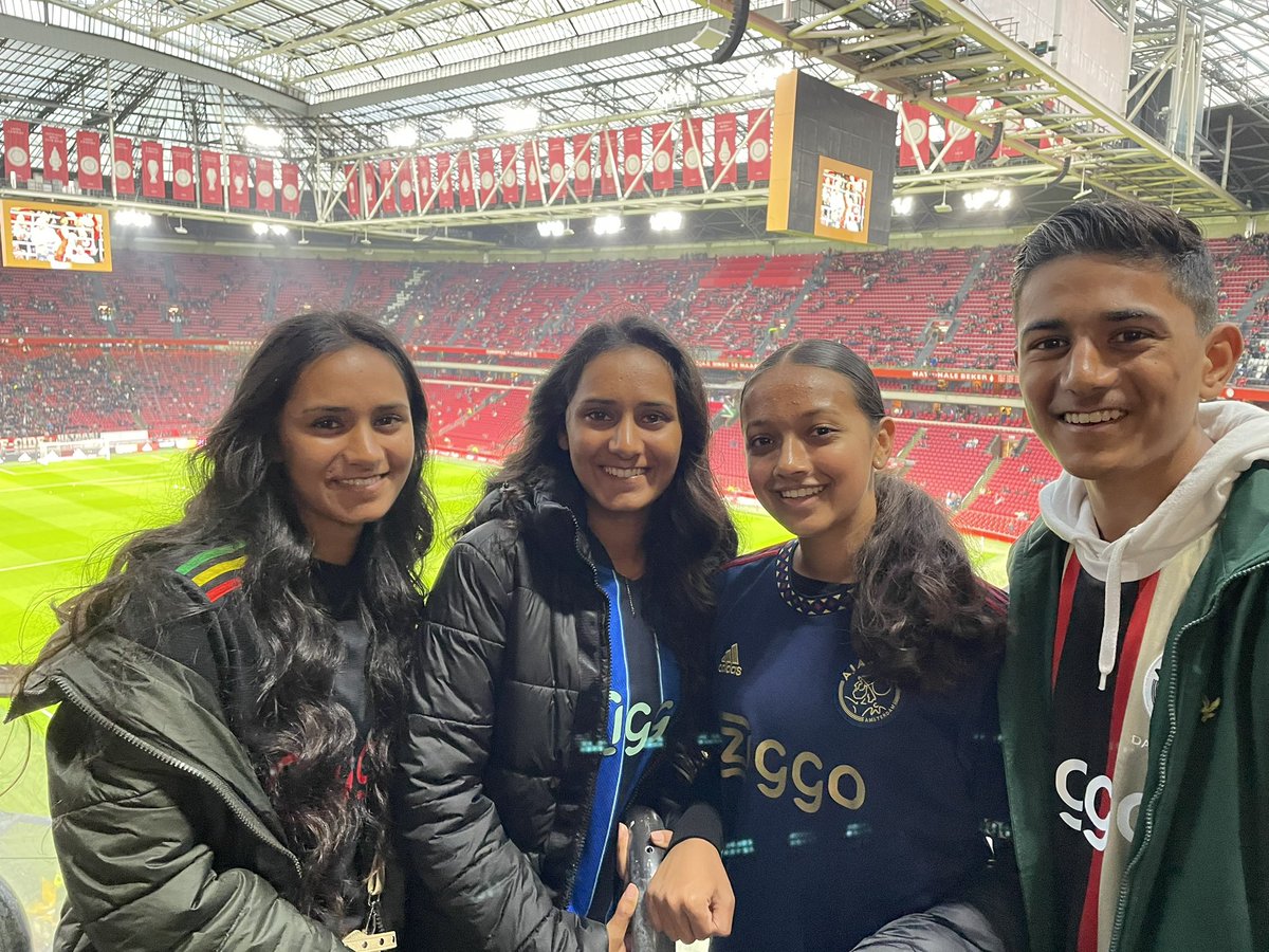 sunil_girdhari's tweet photo. @AjaxFancare Ajax - Go Ahead Eagles! Officiële #AjaxDebuut voor de 2 linker meiden! #WZDB #90minutenlang https://t.co/4qLc884IbC