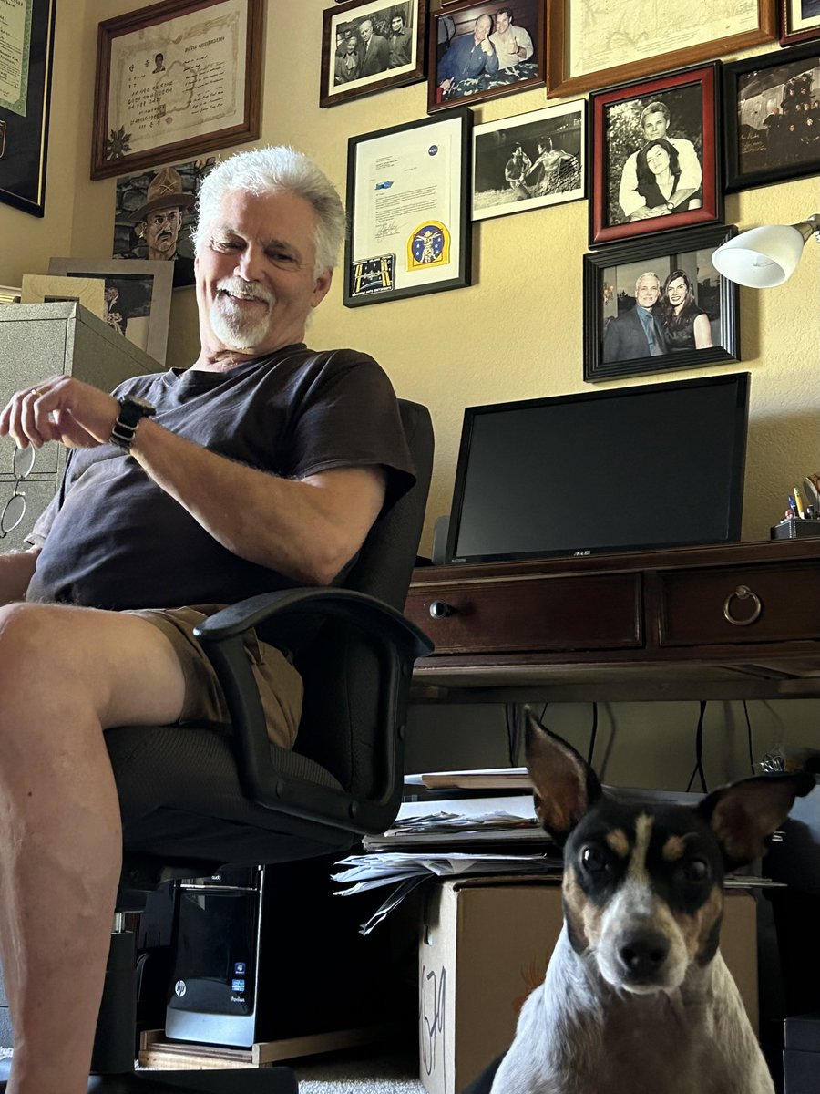 MarshallRTeague's tweet photo. #ADogsWorkIsNEVERDone
taking this #Saturday #Stellavising my #Hooman for an upcoming
#Babylon5 #podcast ..& Action ๐ฌ..๐พ https://t.co/wEyhgXAmDI
