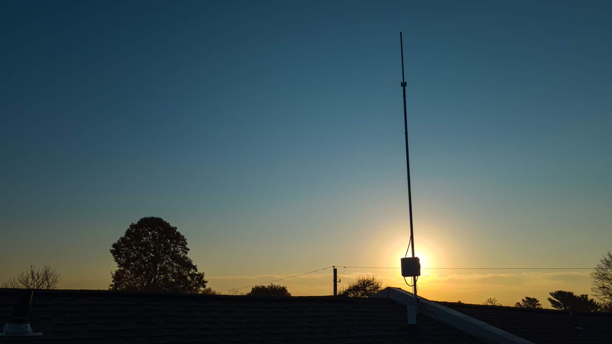 getmntd_'s tweet photo. Accessorizing done right! This outdoor #hotspot setup by u/FiorinoM240B is 11m high, boosted with a 10dbi antenna, and protected with an enclosure. Well done!

https://t.co/cEMDX9HYVb https://t.co/id4lH9L3p5