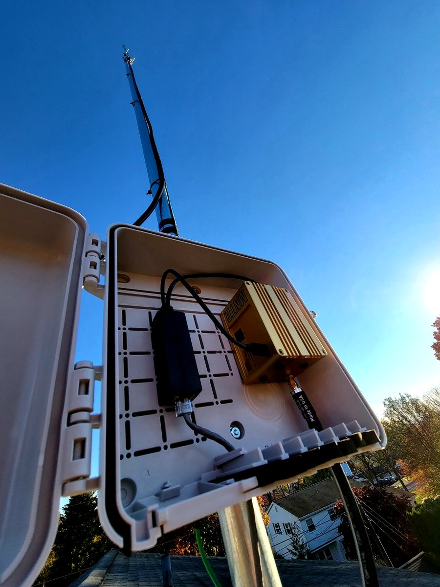 getmntd_'s tweet photo. Accessorizing done right! This outdoor #hotspot setup by u/FiorinoM240B is 11m high, boosted with a 10dbi antenna, and protected with an enclosure. Well done!

https://t.co/cEMDX9HYVb https://t.co/id4lH9L3p5