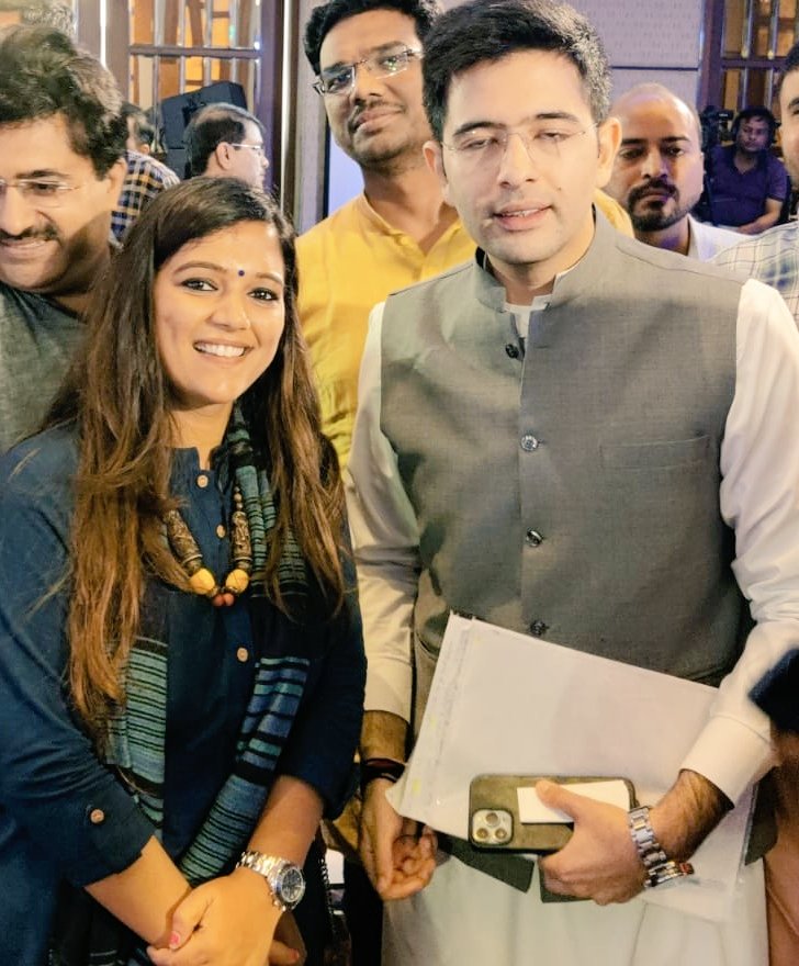 GauriDesaiAAP's tweet photo. गुजरात की पावन धरती पे @raghav_chadha जी का हार्दिक स्वागत हैं🙏💐 https://t.co/yuiWGNCtBd