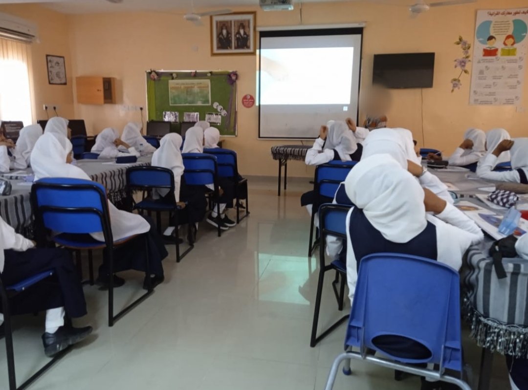 تشرفت المدرسة صباح الخميس بزيارة أ.شيخة الشبيبي(مشرفة الدراسات الإجتماعية)حيث التقت أ.شيخة بطالبات الصفين السادس والتاسع للحديث عن المنهج وتحدياته وطرق تسهيل مذاكرته، كما التقت الإستاذة بالمعلمة المنتدبة للمادة لمناقشتها واطلاعها على بعض طرق التدريس المهمة،بارك الله عطائها المميز