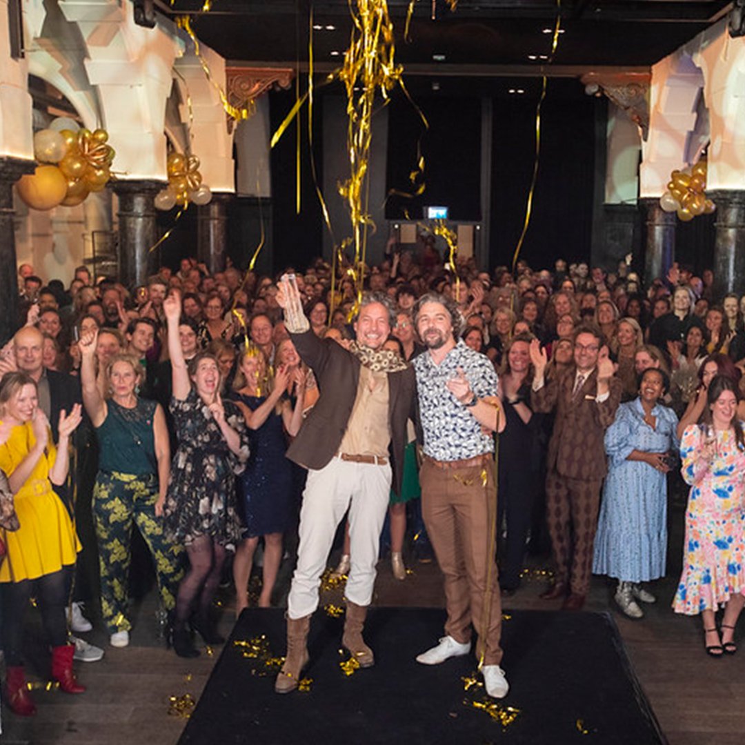 KBweek's tweet photo. Een avond met een Gouden randje! 👑Gisteren hebben we de winnaars van de #Gouden #Griffel en het #Gouden Penseel in het zonnetje gezet. Gefeliciteerd Yorick Goldewijk en Raoul Deleo! 🥳

📷 Laura Oldenbroek

Bekijk de foto's hier! https://t.co/f8S8CxqjHW https://t.co/OtWEATKhXB