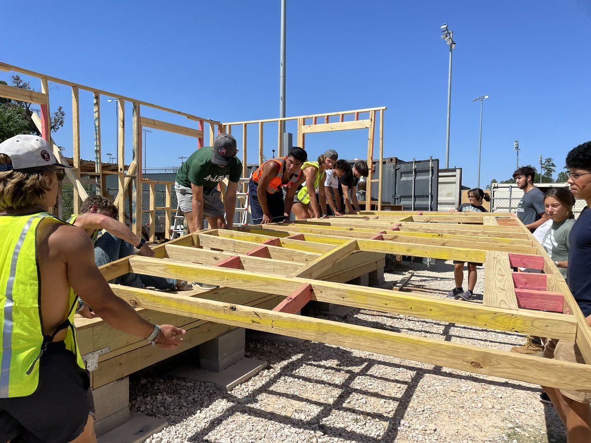 Students Helping Veterans: Big Heroes, Tiny Homes tweet media