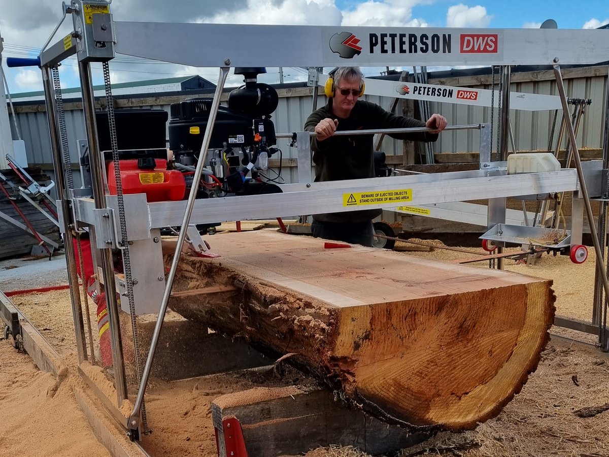 Imagine cutting the dimensional lumber needed to build your house, then furnishing it with a built-in live edge slab bar!? So good.

petersonsawmills.com/portable-sawmi… 

#PetersonSawmill #PortableSawmill #WoodSlabs