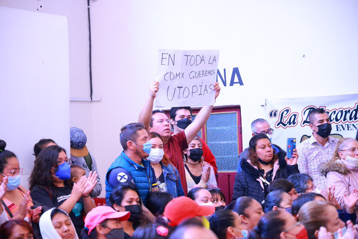 MayahuelMextli's tweet photo. # LaRutaEsClara. Los vecinos de Coyoacán reciben a la Lic. Clara Brugada. Ejemplo de trabajo y esfuerzo para la comunidad. Gracias Lic. Clara Brugada!!! https://t.co/dxBC5d44rv