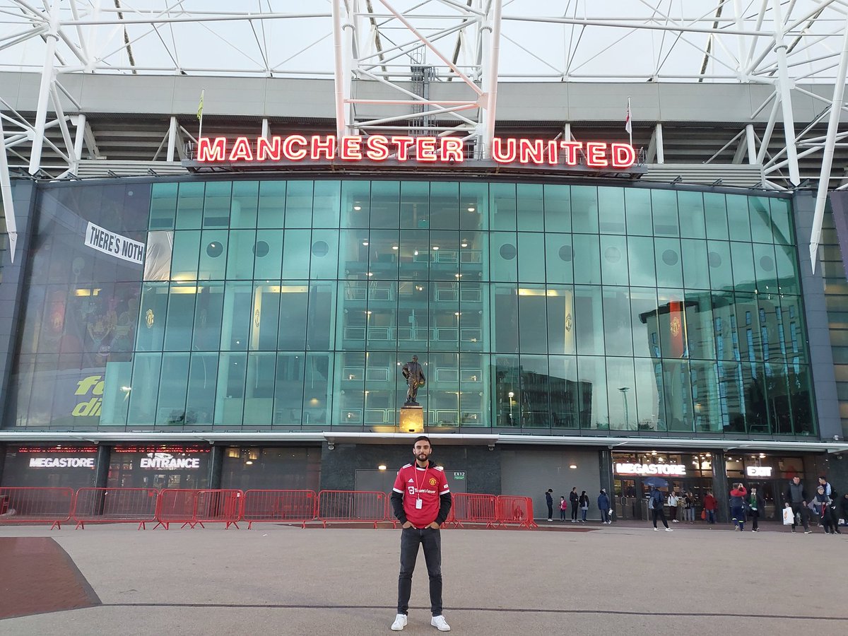isratost's tweet photo. Hoy cumplí uno de mis mayores sueños, conocer Old Trafford, el teatro de los sueños 😍 a la próxima ojalá se me haga ver un partido aquí. @ManUtd_Es https://t.co/LkPzt8MEdG