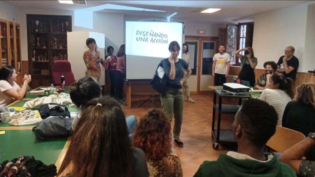 CEARCanarias's tweet photo. El taller de #Artivismo @leodecerca, de @enmedio_info vimos claves para realizar ejemplos de campañas sobre conflictos sociales.🙌🏾
"Con el artivismo aparece lo inesperado y lo imposible se hace realidad"
🎤Nos encantó conocer @CoopiDiver, donde hicimos más🍍
#ComunESS22 https://t.co/vXTzhai7lH