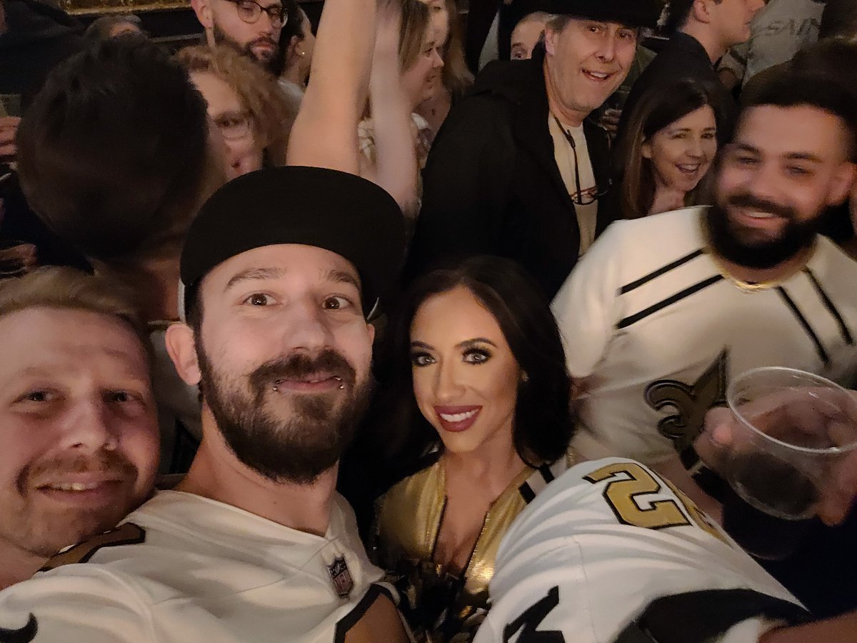 _altoel_'s tweet photo. Yeah. #Saints Cheerleaders at the pub. 
@Saints_Germany @ransport 
#londongames #nfl #ranNFLsuechtig https://t.co/9b4WI13IL6