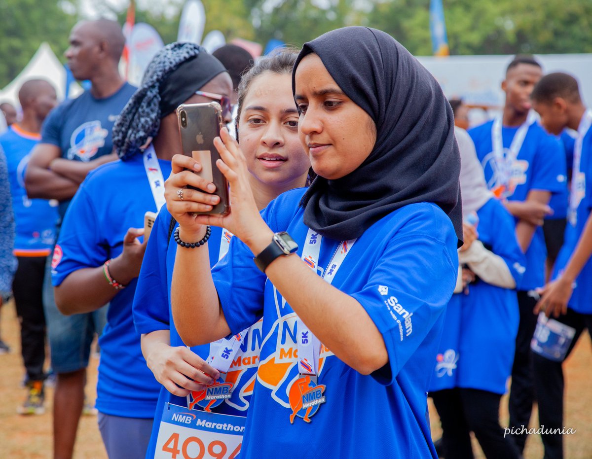 pichadunia's tweet photo. 📱📸 na katika mengineyo kutoka kwenye NMB Marathon 😀😀😀
Picha na @pichadunia
#NMBMarathon2022 #NMBMarathon #MwendoWaUpendo #pichadunia https://t.co/mY4PrnzVpm