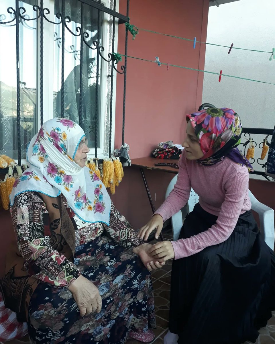 AKKADINYOMRAA's tweet photo. "1 Ekim Dünya Yaşlılar Günü" münasebetiyle Teşkilat Başkanımız Fatma Yeşilyurt ve Mahalle Başkanlarımız değerli büyüklerimizi ziyaret edip gününü kutladılar.
@nurten31126848
@akkadintrabzon https://t.co/6DVRhj0U21