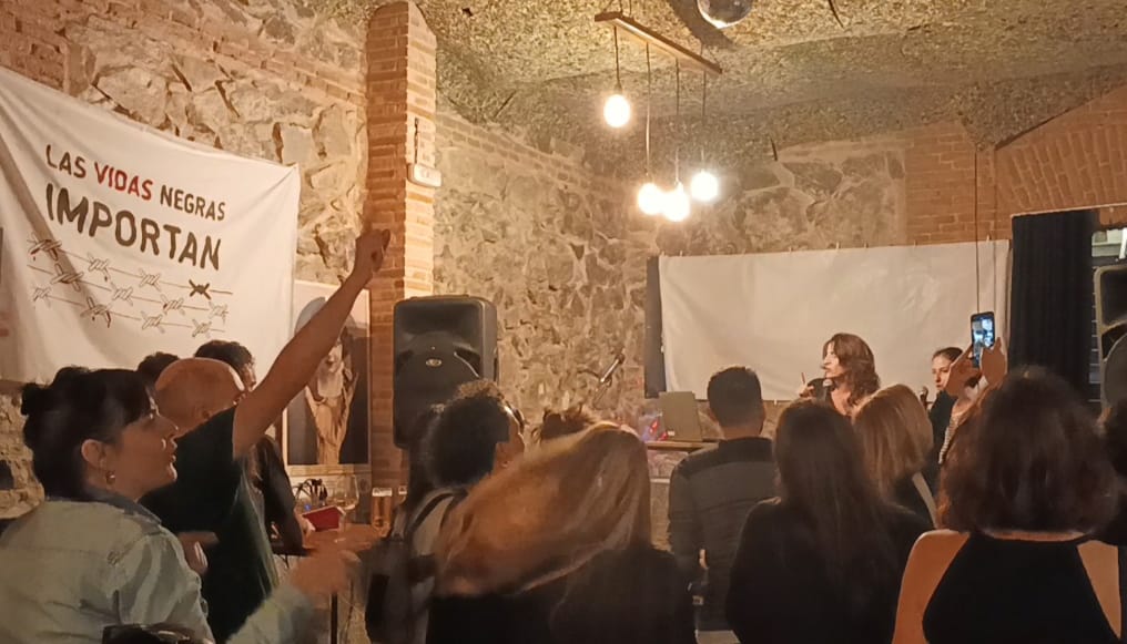 CEARCanarias's tweet photo. El taller de #Artivismo @leodecerca, de @enmedio_info vimos claves para realizar ejemplos de campañas sobre conflictos sociales.🙌🏾
"Con el artivismo aparece lo inesperado y lo imposible se hace realidad"
🎤Nos encantó conocer @CoopiDiver, donde hicimos más🍍
#ComunESS22 https://t.co/vXTzhai7lH