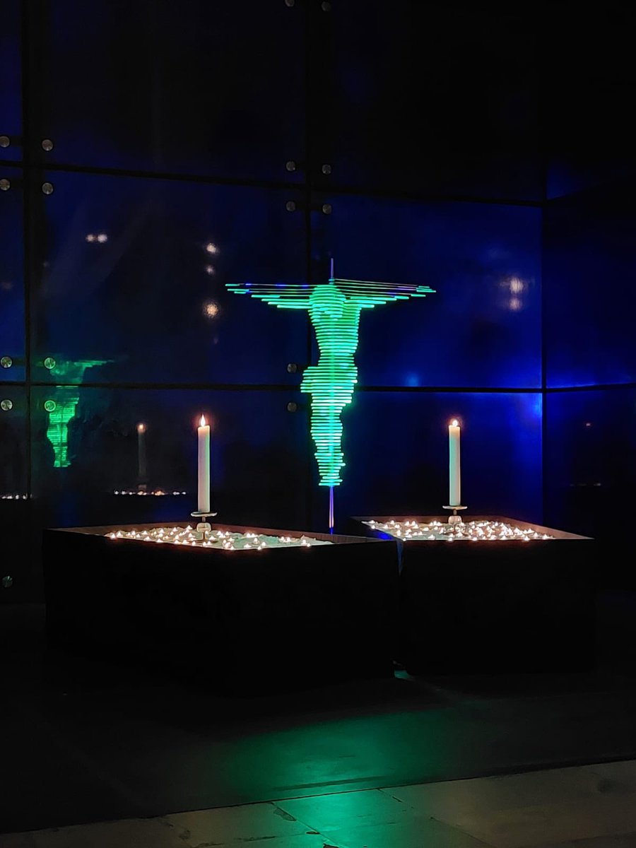 krimipeti's tweet photo. #essenlightfestival #essendiefolkwangstadt #lichtkunst #lichtobjekte https://t.co/5W8jMP9Qy6