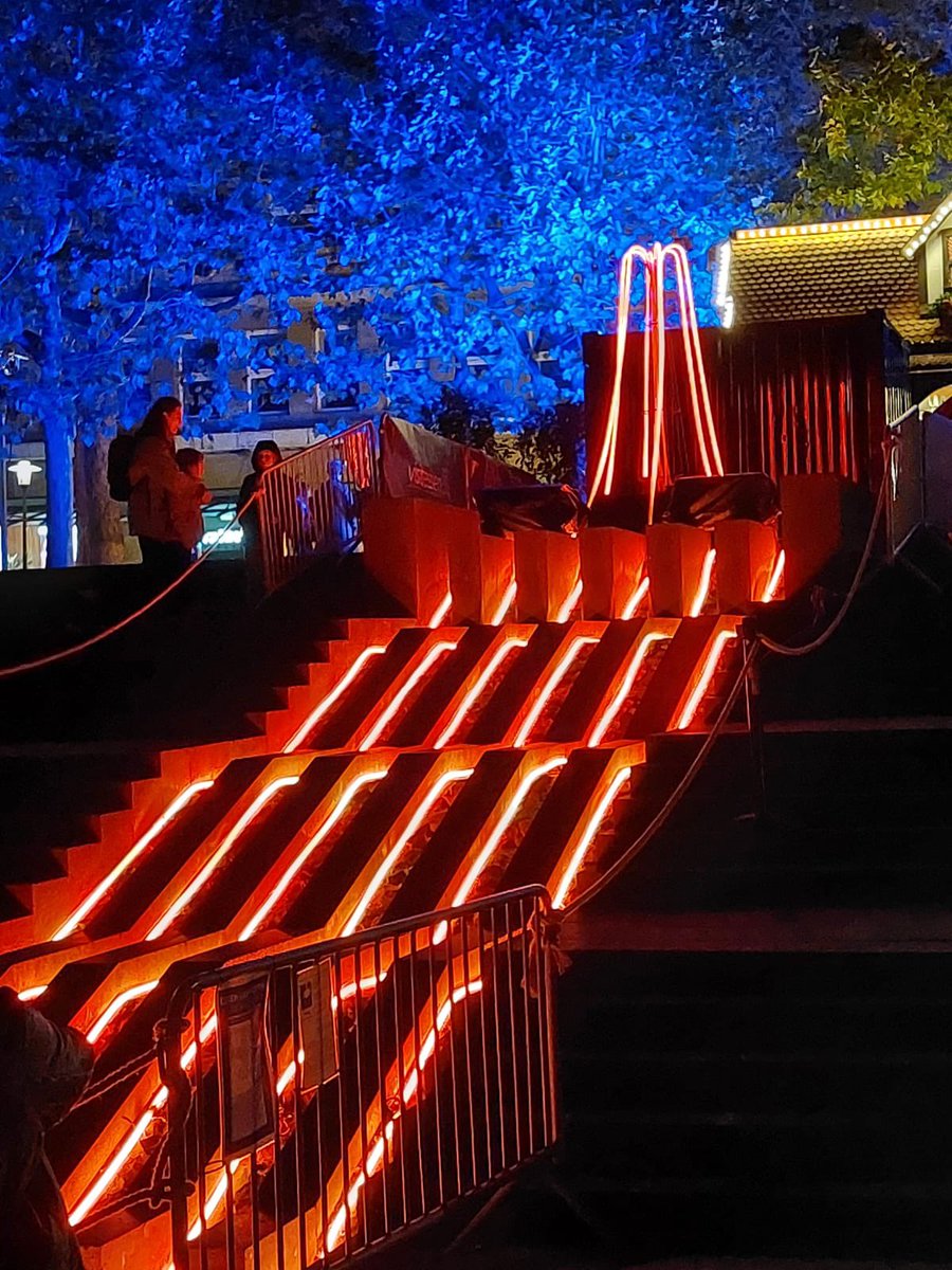 krimipeti's tweet photo. #essenlightfestival #essendiefolkwangstadt #lichtkunst #lichtobjekte https://t.co/5W8jMP9Qy6