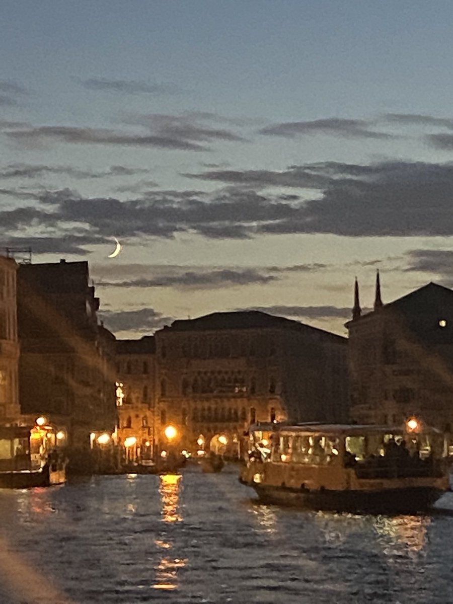 EVALcreations's tweet photo. π₯° Welcome #October π Observing the new moon transforming with crescent energies in #Venice ππ #Observethemoon #changes #autumn #fall #newseason #intothenew #transitions #nature ππ https://t.co/viIz6tENKe