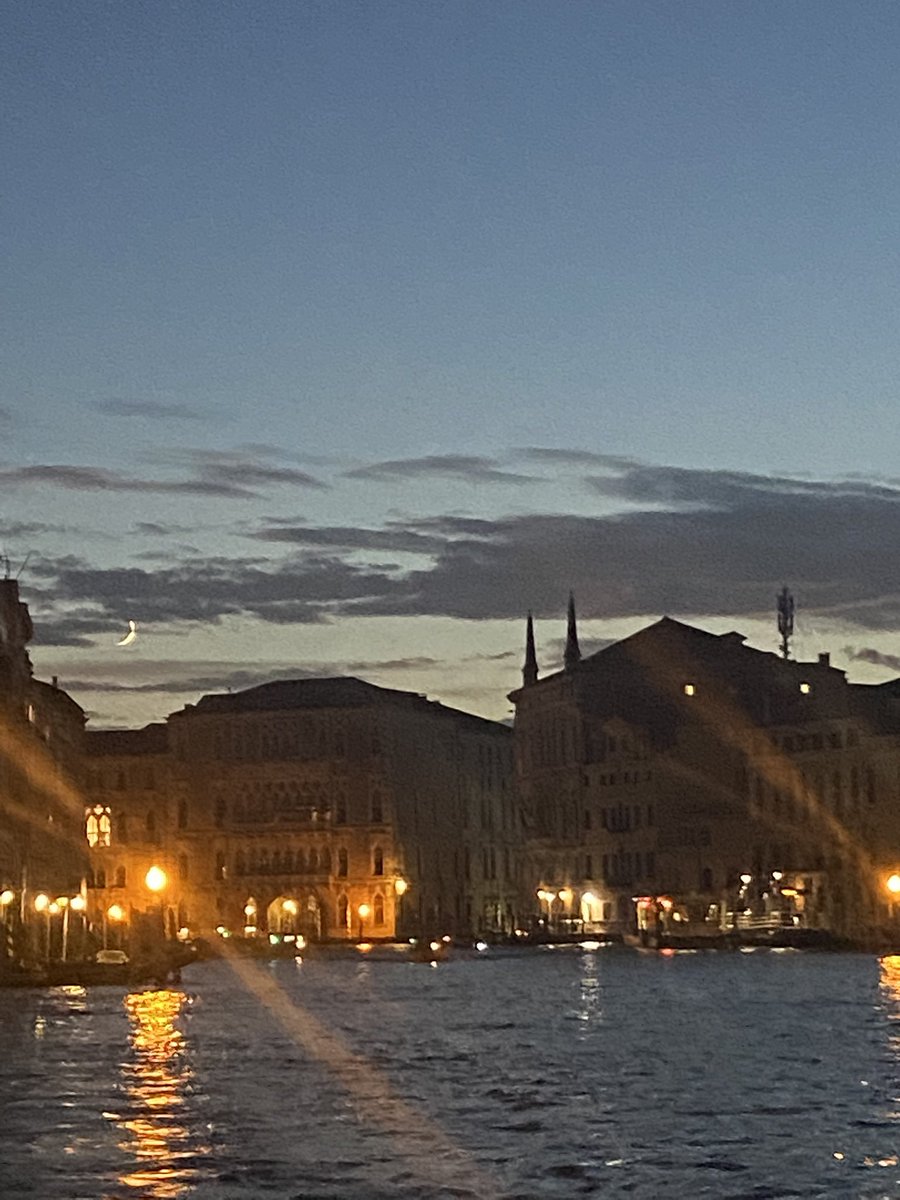 EVALcreations's tweet photo. π₯° Welcome #October π Observing the new moon transforming with crescent energies in #Venice ππ #Observethemoon #changes #autumn #fall #newseason #intothenew #transitions #nature ππ https://t.co/viIz6tENKe