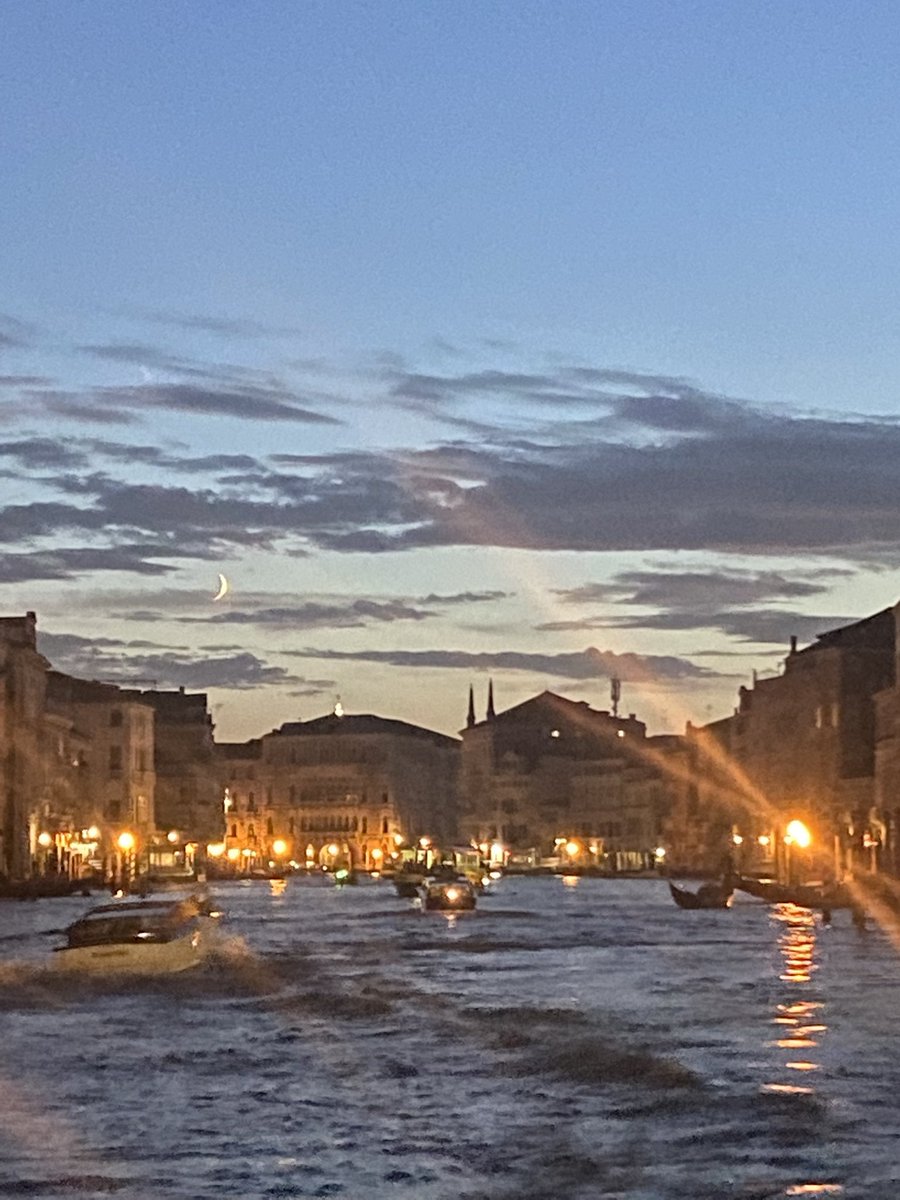 EVALcreations's tweet photo. π₯° Welcome #October π Observing the new moon transforming with crescent energies in #Venice ππ #Observethemoon #changes #autumn #fall #newseason #intothenew #transitions #nature ππ https://t.co/viIz6tENKe