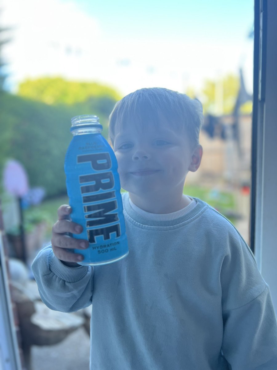KieranCVlogs's tweet photo. @LoganPaul @KSI @PrimeHydrateUK @PrimeHydrate it’s a thumbs up from my son 👍🏻😍 https://t.co/YpD9XUrMKc