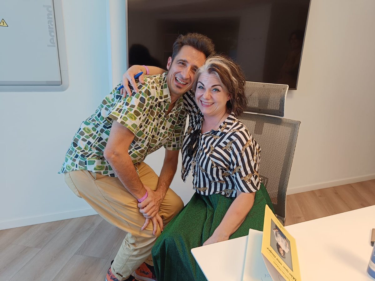 carnecrudaradio's tweet photo. He entrevistado a @caitlinmoran en #FLEM22 y qué mujer, qué risa, qué cabeza, qué melena. Me ha preguntado por mi tupé, hemos compartido secretos de belleza y me ha llamado "hermano de pelo". La foto refleja el momento. Pronto escucharéis la entrevista. Tan aguda como sus libros. https://t.co/GNIODHJExT