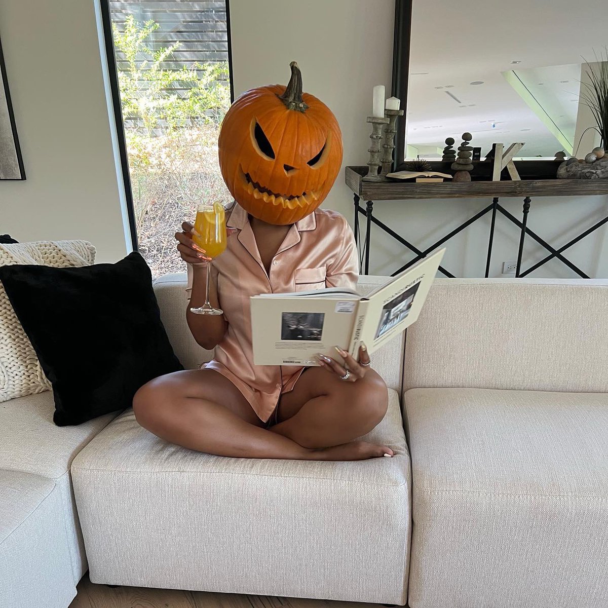 PopCrave's tweet photo. Megan Thee Stallion welcomes in October with new photos. 🎃 https://t.co/AdKkonNCmn
