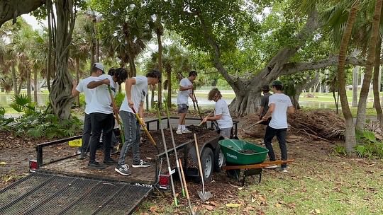 CanesClubBall's tweet photo. Love to see our guys doing their part on National Gandhi Day of Service at Crandon Park😎 #clubbaseballcares #miami #umiami #service #beachcleanup #crandon https://t.co/gmokzzkqsS