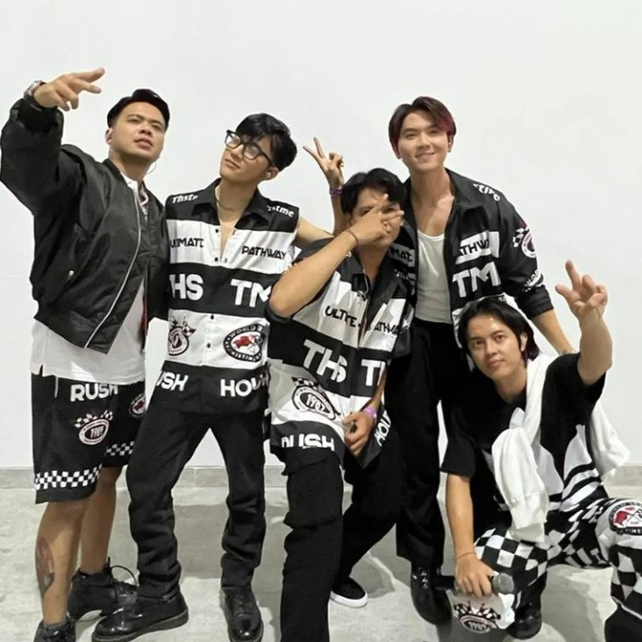 smash_want's tweet photo. Selamat istirahat @SMASHindonesia dan SMASHBLAST!!!
Terimakasih banyak atas penampilan kalian yang sangat luar biasa malam hari ini. Sampai jumpa di Sidoarjo tanggal 29 nanti smashblast!!
#SMASHONSTAGE
#SMASHatJisphoria
#JISPHORIA https://t.co/IowLYFhfZL