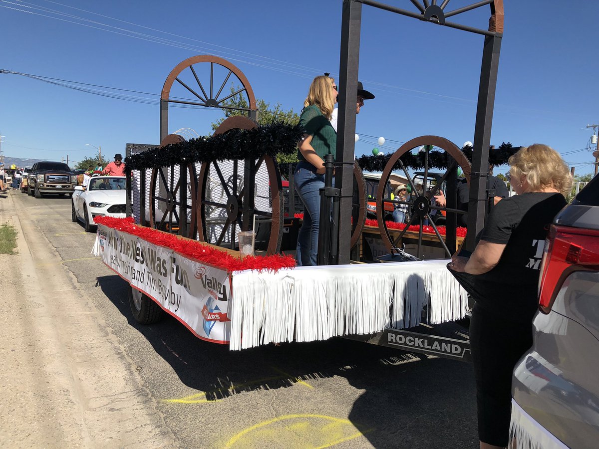 Valley_TeleCom's tweet photo. What’s Rex Allen Days without a parade? Perfect weather this morning, and a great crowd watching all the action. We were right in front of Willcox legend, Rex Allen Jr!
#RexAllenDays
#valley60th💎 https://t.co/UzcVYaNBsk