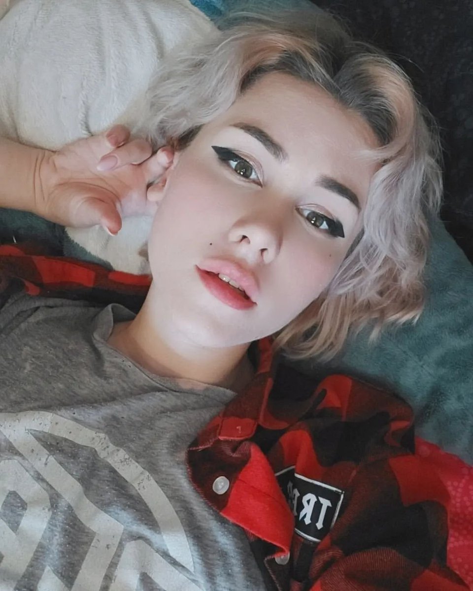 HettaQueen's tweet image. Älskar att dansa och jobbar faktiskt med det. Jag har inte ont av att röra på kroppen och fånga dagen! Det som jag inte tycker så mycket om är att jag är singel. Ska det bli något som både du och jag vill ha så kan du berätta precis vad du söker

badoofun.page.link/livepartner

#vaxjö