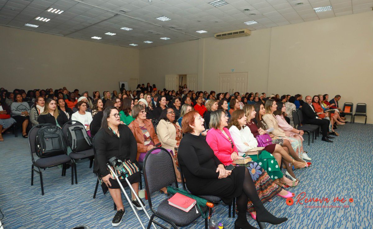 AdventistasARF's tweet photo. Professora @EsterolealLeal, líder do ministério da mulher da @USeBiasd reforça a importância do envolvimento e participação das mulheres para o cumprimento da missão! #CongressoMM #RenovaMe jeanetepinto https://t.co/nVwKj6Wvcn