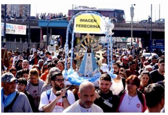 VosLujan's tweet photo. #peregrinacionalujan 
Miles de jóvenes ponen su fe en acción para pedir o agradecer y peregrinan hasta la casa de #Virgendelujan El camino es el diálogo,la empatía, la solidaridad y un llamado de atención para todos. #juventud #Lujan https://t.co/Lg0zDYUcL1