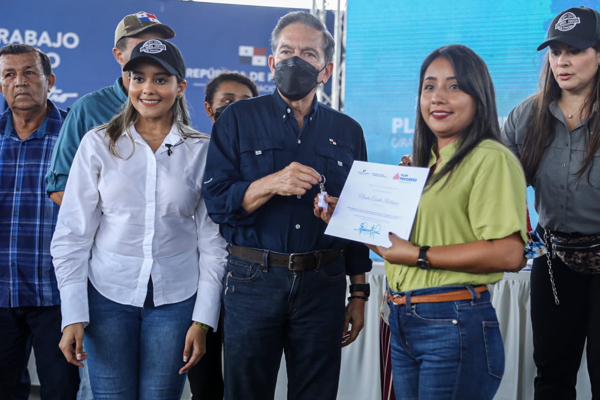 NitoCortizo's tweet photo. 279 familias humildes de Panamá Este fueron beneficiadas con los programas de mejoras a viviendas, #PlanProgreso y bonos del #FondoSolidario de Vivienda; ahora tendrán un techo seguro y digno para mejorar su calidad de vida. @MIVIOTPma #TrabajandoPorPanamá🇵🇦 https://t.co/I6shjcJthx