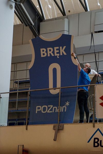 basketpoznan's tweet photo. Przed rozpoczęciem spotkania odsłoniliśmy koszulkę z numerem "0", która upamiętniła naszego Kapitana śp. Dawida Bręka 💙 Dawid na zawsze pozostanie z nami 💙Dziękujemy najbliższym Dawida - Rodzicom i Żonie Angelina Bręk za przybycie.
Fot. Beata Brociek Fotografia https://t.co/nfD2vnuHmB