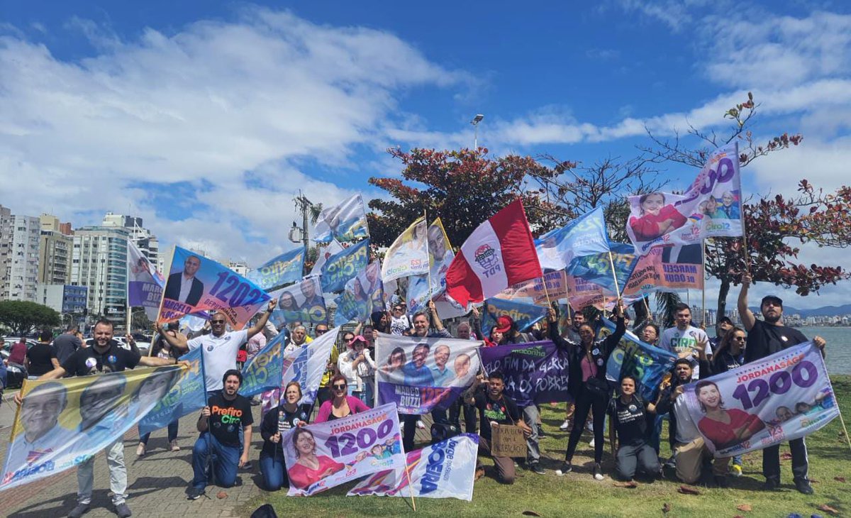 todoscomcirosc's tweet photo. No último dia de campanha, estivemos nas ruas, em diversas cidades de SC, pra levar nossos candidatos do PDT e dizer que nosso voto é util, aqui temos projeto de desenvolvimento para o país e somos 12 até o fim!!!✊🌹
#CiroPresidente12 
#BoeiraGovernador12
#HildaSenadora123 https://t.co/C0xrt4dCS8