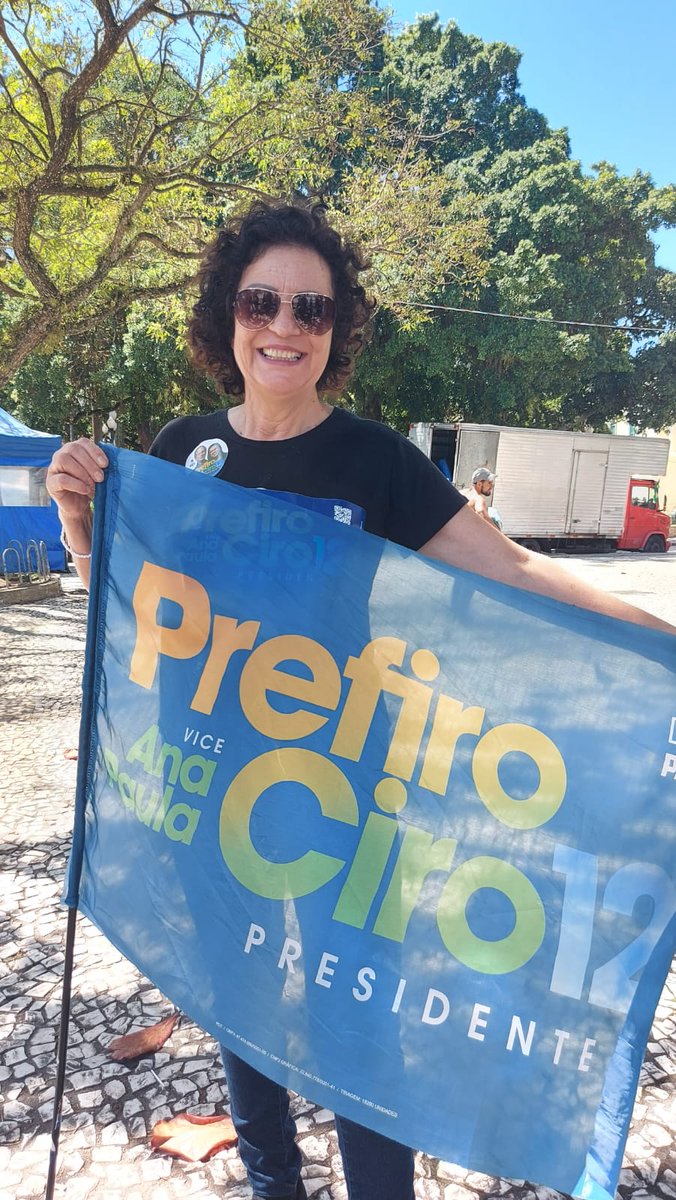 todoscomcirosc's tweet photo. No último dia de campanha, estivemos nas ruas, em diversas cidades de SC, pra levar nossos candidatos do PDT e dizer que nosso voto é util, aqui temos projeto de desenvolvimento para o país e somos 12 até o fim!!!✊🌹
#CiroPresidente12 
#BoeiraGovernador12
#HildaSenadora123 https://t.co/C0xrt4dCS8