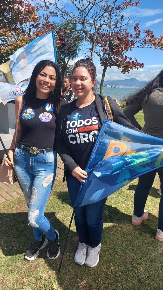 todoscomcirosc's tweet photo. No último dia de campanha, estivemos nas ruas, em diversas cidades de SC, pra levar nossos candidatos do PDT e dizer que nosso voto é util, aqui temos projeto de desenvolvimento para o país e somos 12 até o fim!!!✊🌹
#CiroPresidente12 
#BoeiraGovernador12
#HildaSenadora123 https://t.co/C0xrt4dCS8