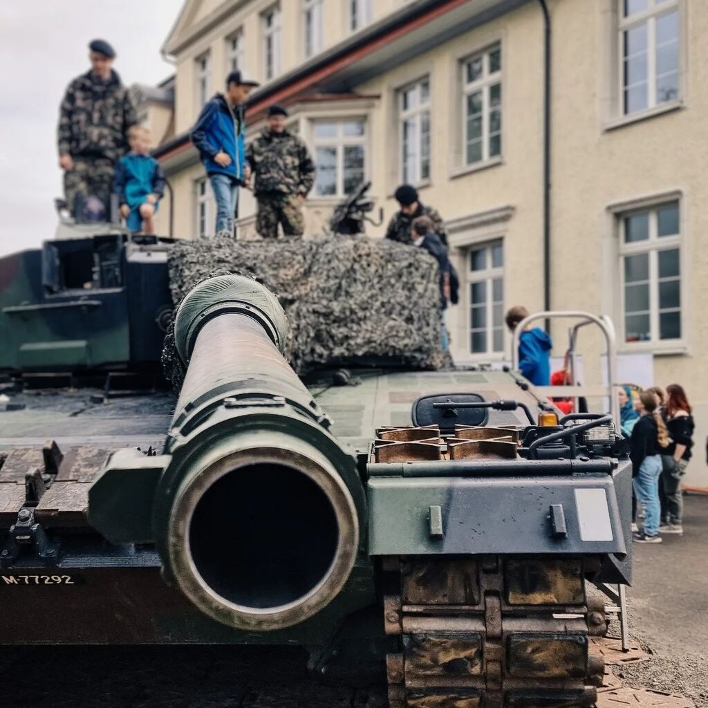 terdiv4ch's tweet photo. Erste Kontakte mit einem Kampfpanzer Leopard 2 an der Wega (Sonderschau der Armee). 

#terdiv4 #gebsbat6 #armeech #wega #wega2022 #gbat23 #thomasbornhauserschulhaus #weinfelden #schweizerarmee #terdiv4wega #leopard2 #kampfpanzer https://t.co/6hkvRHugLN