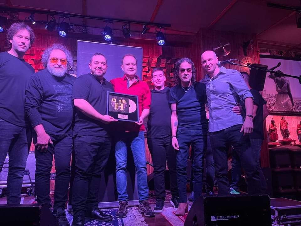 eldiahHDS's tweet photo. Entrega del Cover de oro 2022 de El día H al grupo Senda Tributo HDS, en el @RockandBluesZgz de Zaragoza. 01-10-2022

@HdS__Oficial 
@JuanValdiviahds
@PedroAndreuHDS
Foto: Sandra https://t.co/8n0LgpaObs