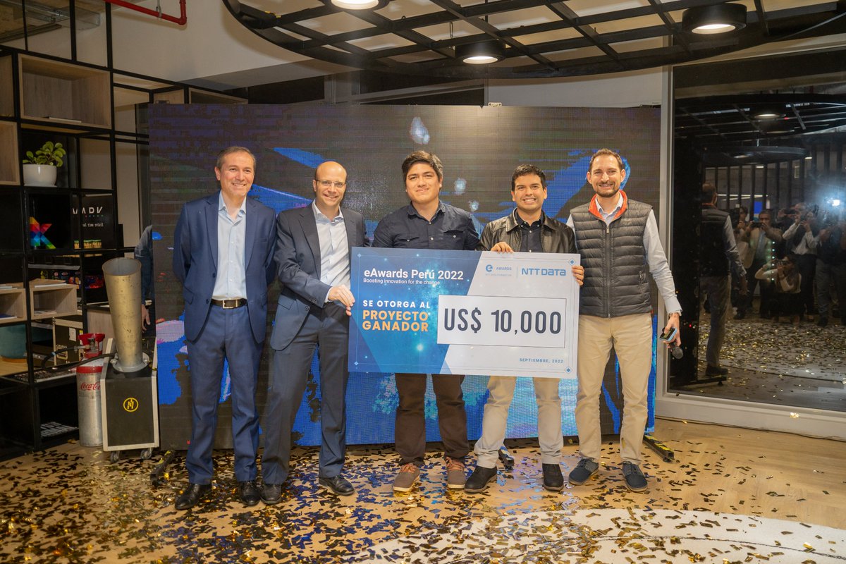 JavierHoyle's tweet photo. Una de las cosas que más disfrutamos es aportar al crecimiento del ecosistema de emprendedores. Por ello llevamos a cabo una nueva edición del eAwards 2022,  este año lo obtuvo el equipo Greendeal, felitaciones para ellos. Agradezco al jurado calificador por su enorme apoyo. https://t.co/W6d8NVss9Q