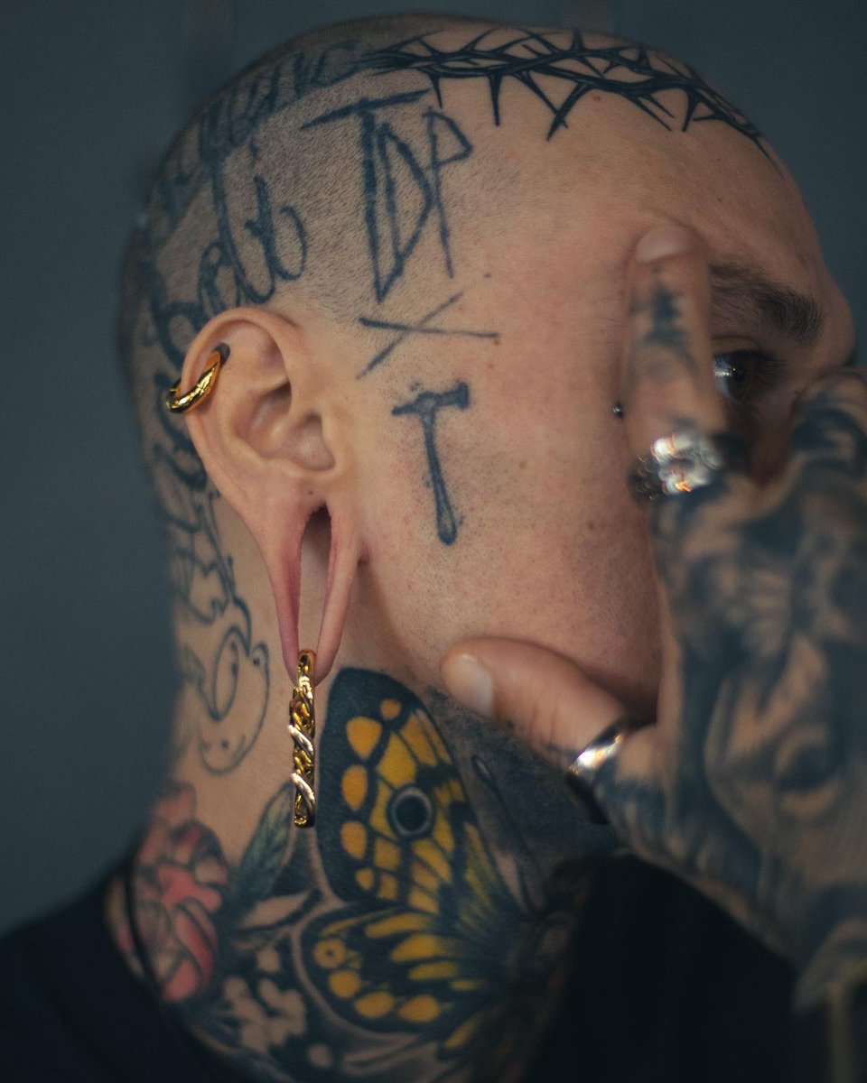 jamie_steezy's tweet photo. Hope you’re all having a beautiful weekend 💣💥 

Jewellery by @AskEmblaStore 
Photography by @jrkuvaus 

#earweights #earhangers #stretchers #inked #tattooed #headtattoo #facetattoo #guyswithtattoos #guyswithink #tattoomodel #inkedmodel #tattooedmodel #inkedfinland #jewellery https://t.co/d6I00DXwKa