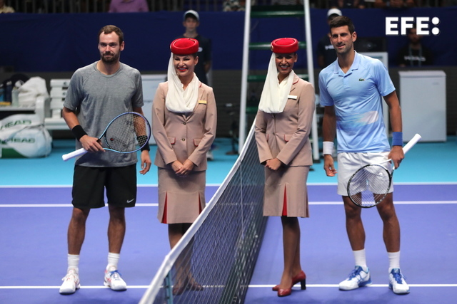 EFEdeportes's tweet photo. 🇷🇸 Djokovic regresa a una final.
Se ha impuesto en semifinales del #TelAvivOpen al ruso Safiullin (6-1 y 7-6).
Necesita acumular méritos para obtener un lugar en las #FinalesATP. https://t.co/E9AZ6RENBt