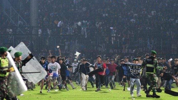 The_RedsIndo's tweet photo. Jujur gue merinding, lemas dan kaget mendengar berita di Malang. Asli, ini tragedi kemanusiaan yang sangat fatal.

Kita perlu berpikir tentang sepakbola ini mending tidak ada daripada harus mengorbankan nyawa.

Berbenah woi! Dari dulu kek gini mulu, bangsat @PSSI @pt_lib https://t.co/7NTRVdP17W