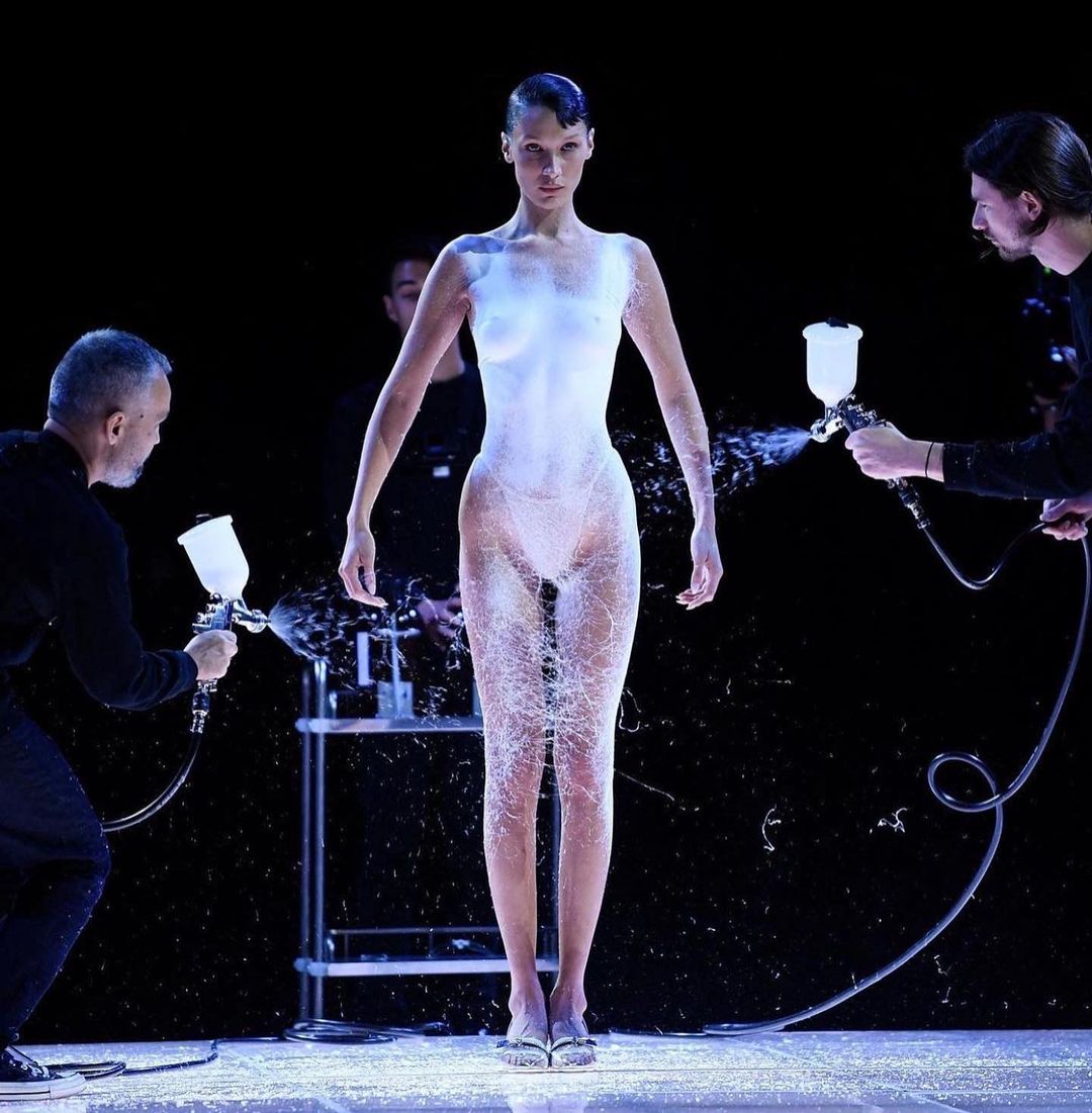 thehappening's tweet photo. ¡Histórico! 🔥 #BellaHadid cerró #CoperniSS23 con ella entrando desnuda a la pasarela para que le crearán un vestido con spray en vivo con ayuda de la tecnología. 👏🏼 https://t.co/lsA6hgLuKd
