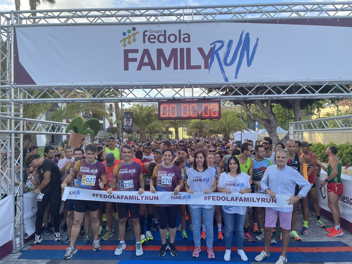 GFedola's tweet photo. El consejo de Administración de #GrupoFedola, liderado por Victoria López, presidenta de la corporación, inaugura junto a los participantes la salida de las categorías de 5 y 10 km #OceanCross. 

#FedolaFamilyRun https://t.co/oLMWYoMmGb