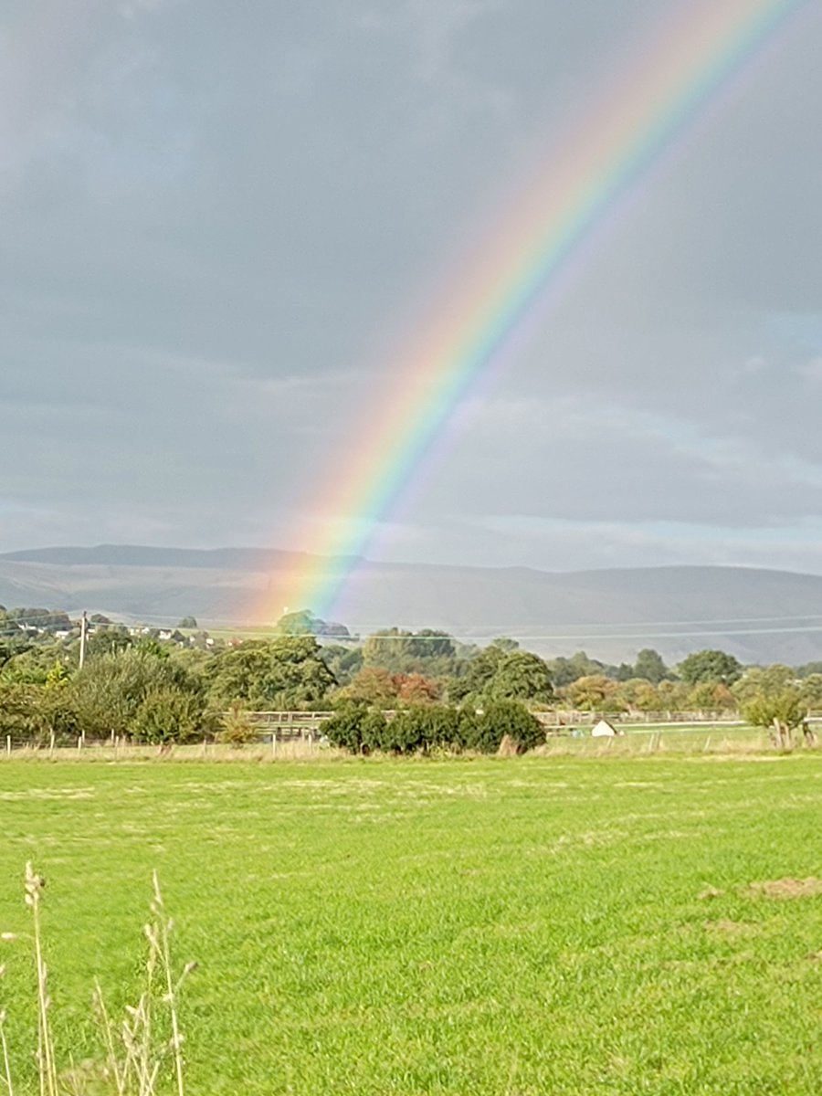 Sunshine and showers in the #peakdistrict today, making for a beautiful rainbow at #combsvalley