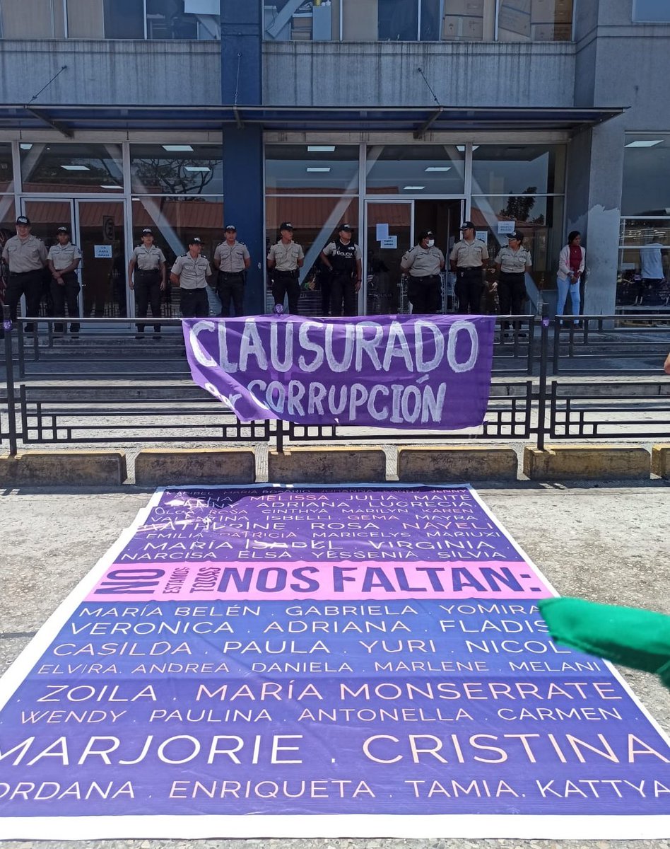 LaKolmenaEC's tweet photo. 🟣AHORA: Continúa la manifestación frente al Cuartel Modelo en #Guayaquil. Han transcurrido más de 20 días desde el femicidio de María Belén Bernal sin que exista claridad en los hechos o se ubique al principal sospechoso de su femicidio. 

#LaPoliciaNoNosCuida
#VivasNosQueremos https://t.co/BHKbWQI1yn