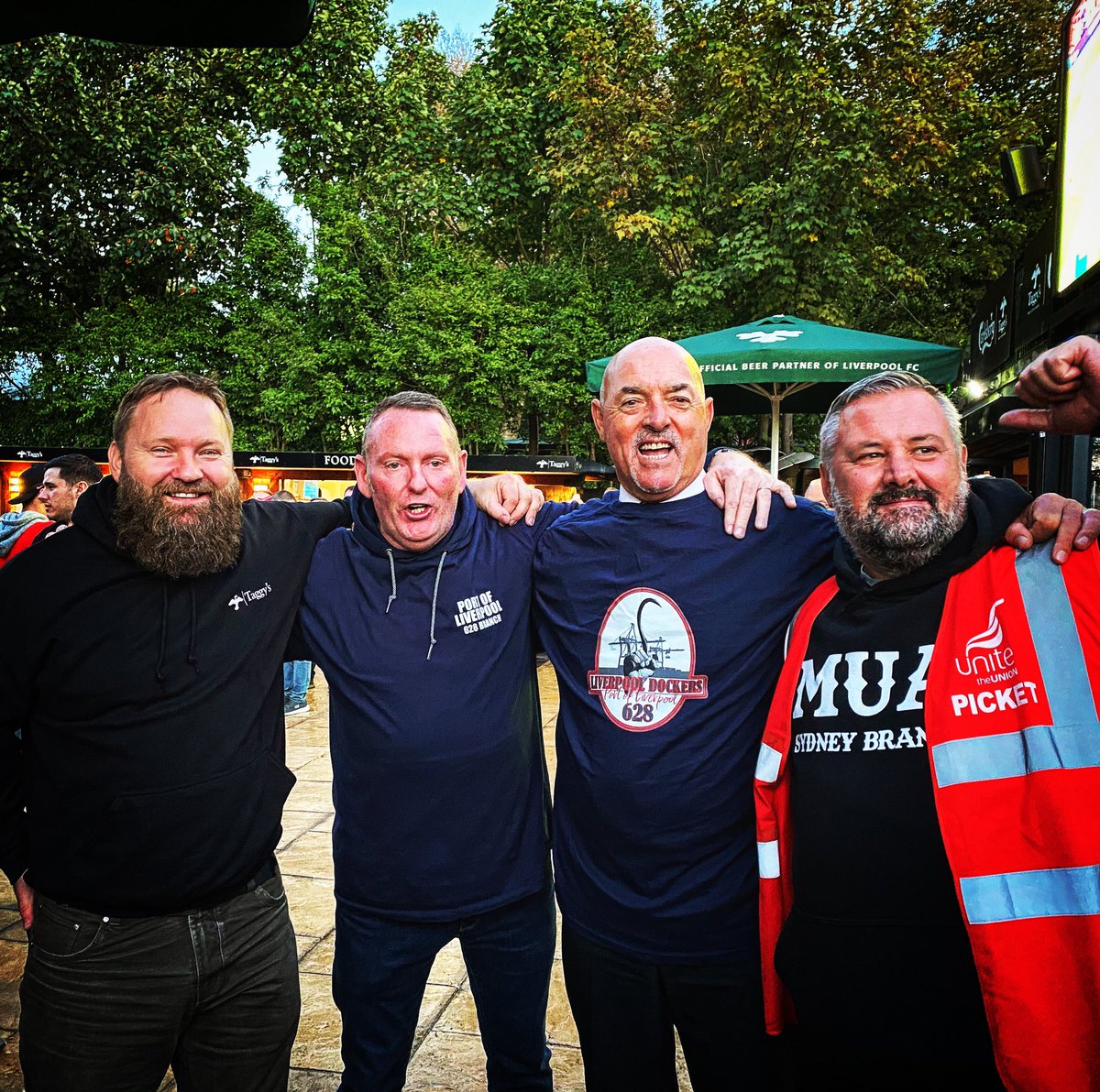 taggysbar's tweet photo. YES Brucie supporting the Liverpool Dockers ๐ช๐ฝ๐โ๐ช
#onceadockeralwaysadocker https://t.co/utt9Fw5JIp