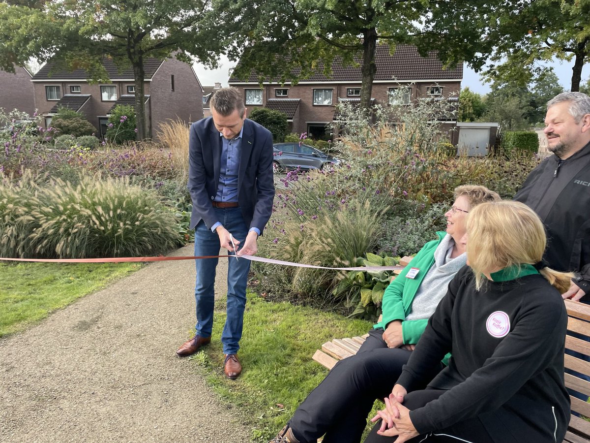 BUITENgewoonGrd's tweet photo. Vanochtend was het Groeten &amp; Ontmoeten het thema in het ‘Walk in the Park’. Wethouder @jellezoetendal heeft het parkje en de aldaar geplaatste stadsbanken officieel geopend door een lint door te knippen. @grootheerenveen  @Heerenveen @wijkdorphveen @WelzijnHveen https://t.co/hvdAdkAB5j