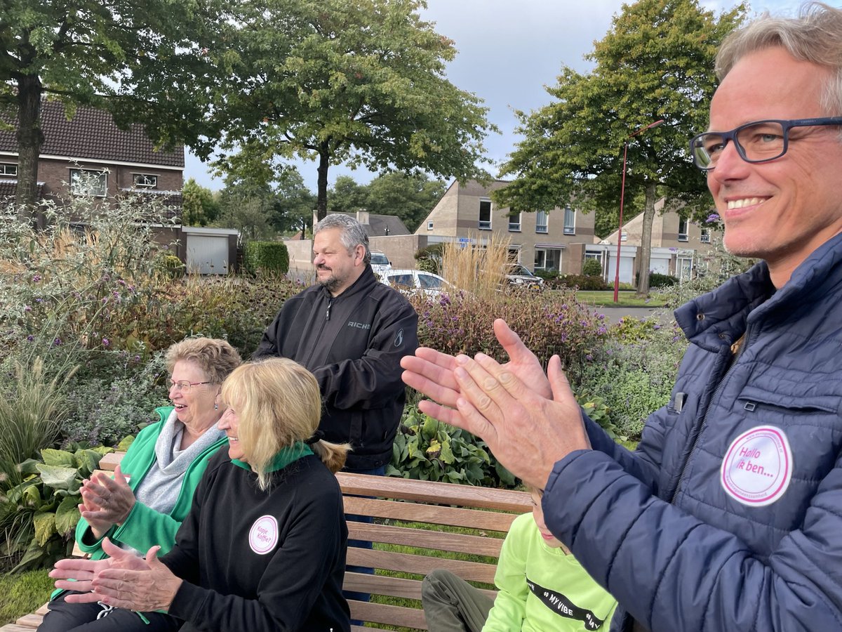 BUITENgewoonGrd's tweet photo. Vanochtend was het Groeten &amp; Ontmoeten het thema in het ‘Walk in the Park’. Wethouder @jellezoetendal heeft het parkje en de aldaar geplaatste stadsbanken officieel geopend door een lint door te knippen. @grootheerenveen  @Heerenveen @wijkdorphveen @WelzijnHveen https://t.co/hvdAdkAB5j